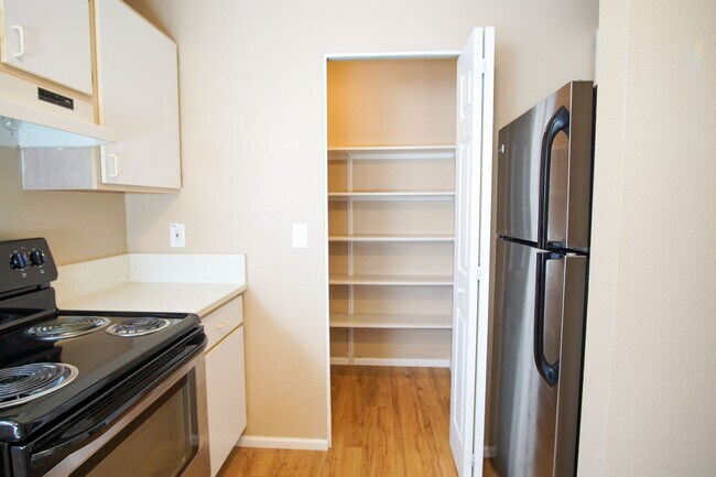 Building Photo - Spacious 2 Bed-2 Bath Flat in SW Portland Ready Mid-April!