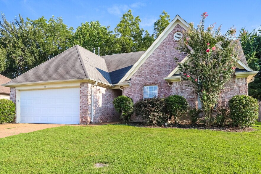 Building Photo - 305 Village Dr