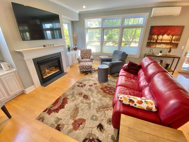 Building Photo - 120 Fairway Dr