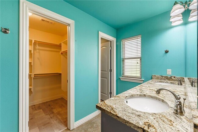 Building Photo - 3210 SW Hillstone Ave