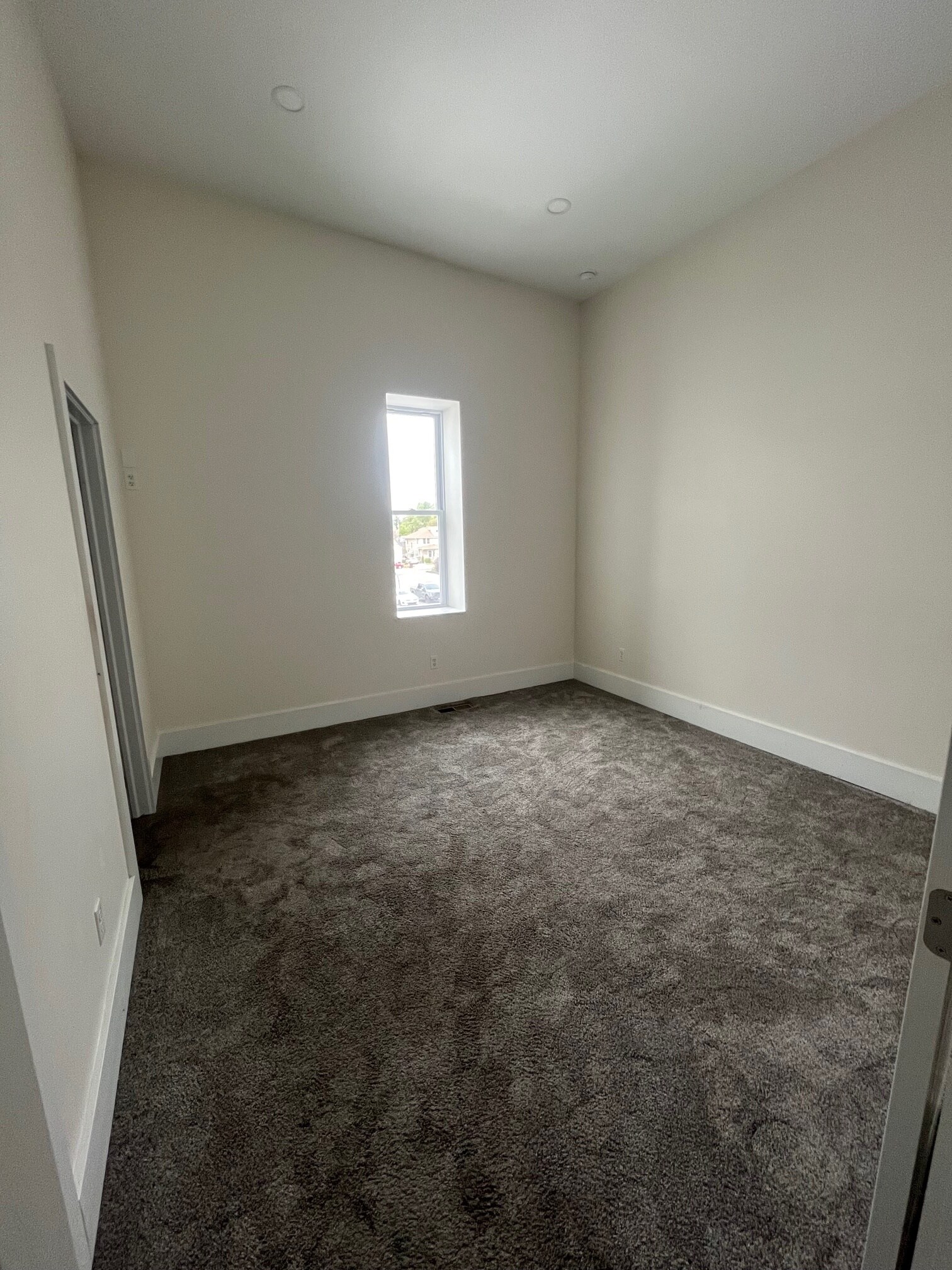 Large second bedroom - 206 N Main St