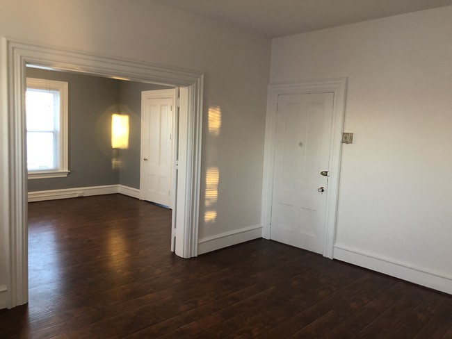 Building Photo - HUGE NEWLY RENOVATED 1BR IN HISTORIC HOME ...