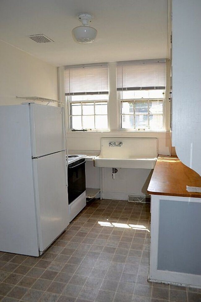 Building Photo - 413-15 Paunack Pl