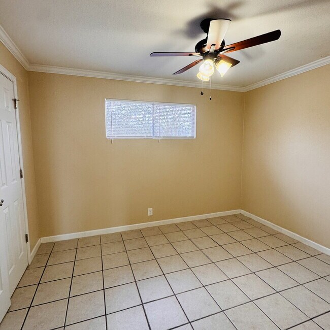 Building Photo - Spacious 2-Bedroom | 1 Bathroom Apartment at The Legacy in Nederland, TX!