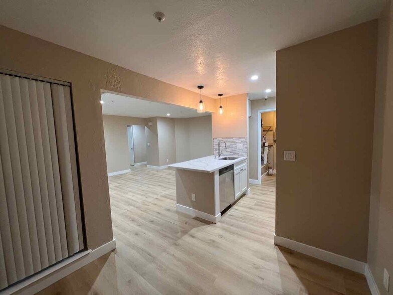 Open concept area - 3183 Wayside Plz