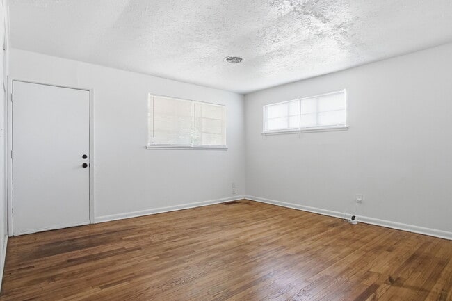 Building Photo - 846 Marilyn St