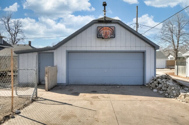 Building Photo - 2300 Avenue F