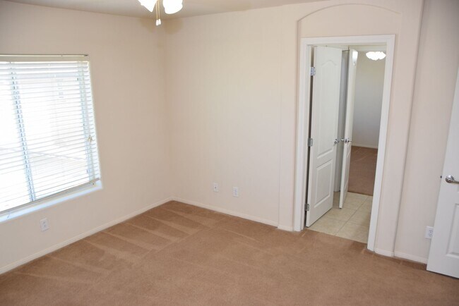Building Photo - HENDERSON UPGRADED 4 BEDROOM HOME