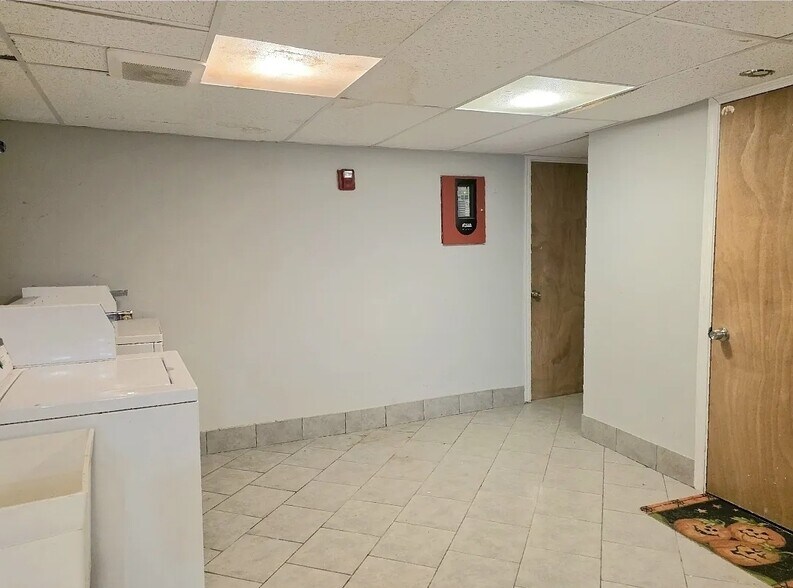 Building Photo - 830 S 49th St