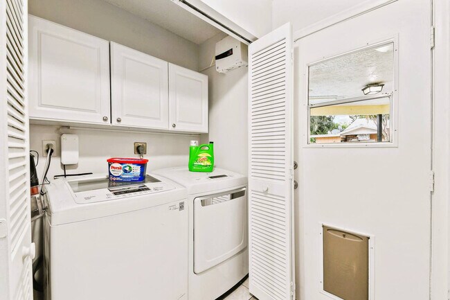 Building Photo - 9126 E Highland Pines Blvd