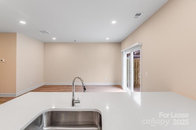 Building Photo - 645 Brookwood St