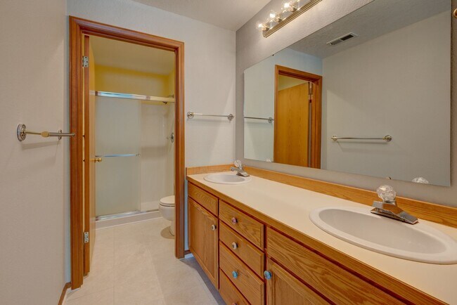 Building Photo - 2 Bed 2 Bath Apartment with a View