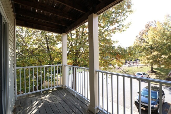 Building Photo - Spacious 2BD/2BA Condo with Balcony in Fou...