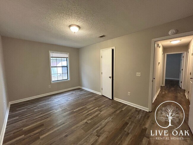 Building Photo - MOVE-IN SPECIAL: $500 OFF 1st MONTH'S RENT!**