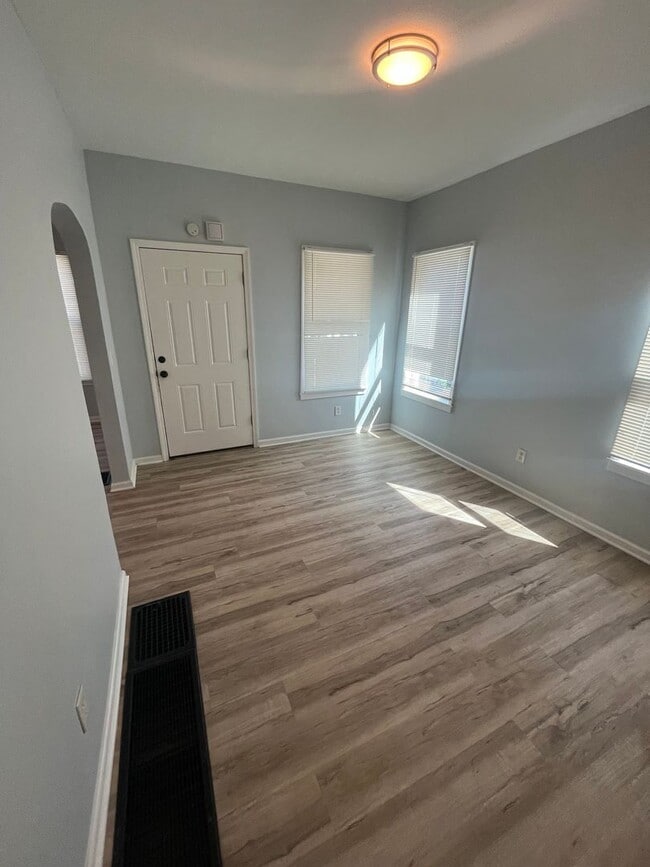 Building Photo - Three Bedroom House on Wyoming!