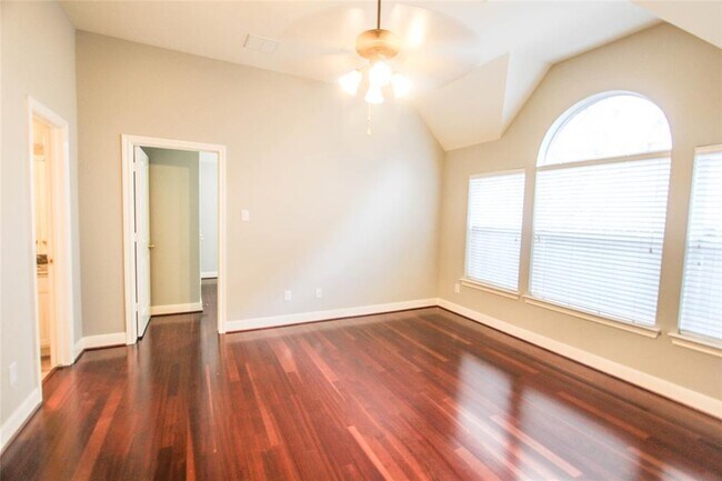 Building Photo - 6006 Briar Hill Ct