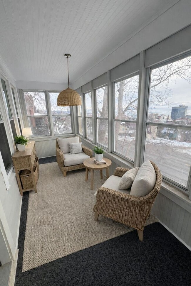 Building Photo - AVAILABLE March - 2 Bed, 1 Bath on Skyline!