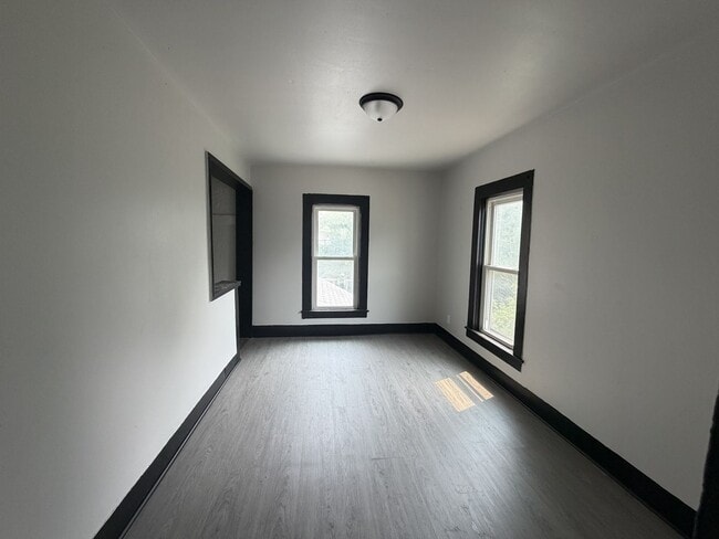 Building Photo - 543 Erin St
