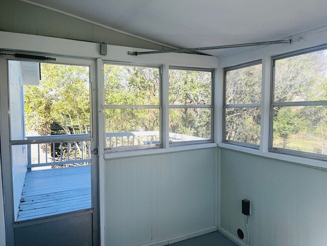 Building Photo - Adorable cottage style home with large fenced in backyard near Downtown Lagrange! Must see!