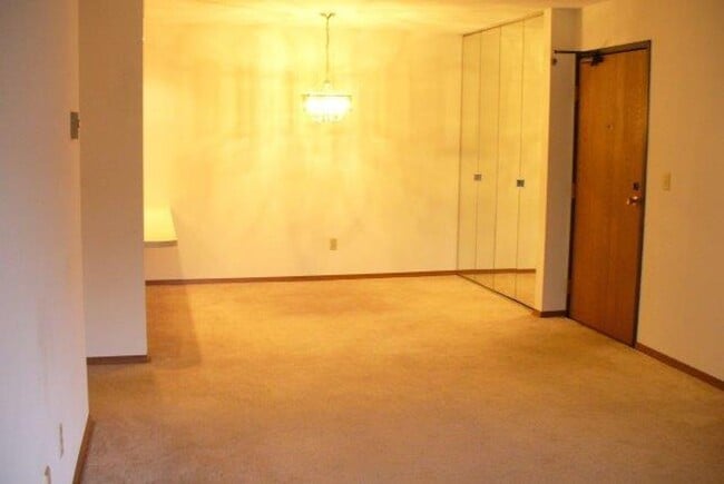 Building Photo - 203 Ski Ct