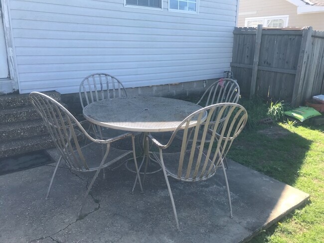 Building Photo - 306 19th St E