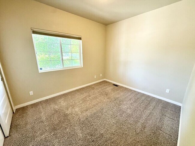Building Photo - Beautifully Maintained 5 Bed, 3 Bath Home in Loveland!