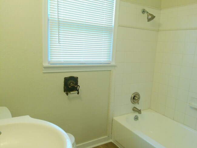 Building Photo - 4026 Brentwood Dr