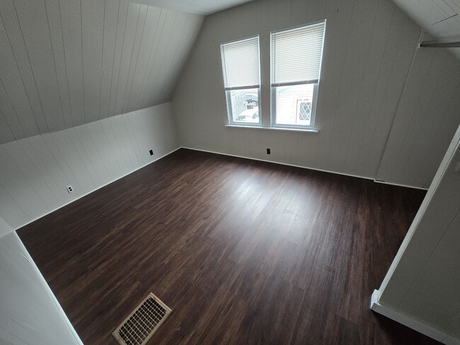 Building Photo - 615 Pekin Ave