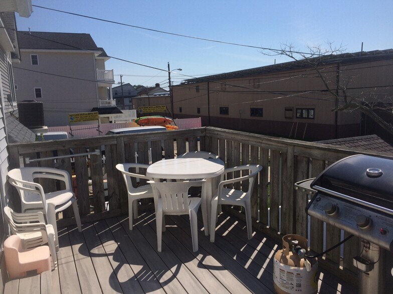 Building Photo - 1025 Simpson Ave