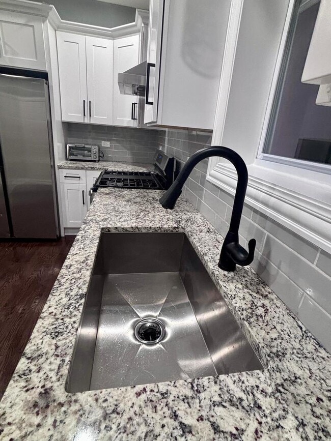 Building Photo - 1826 S Springfield Ave