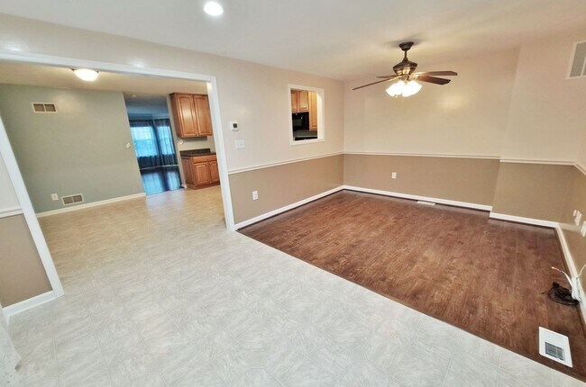 Building Photo - 417 Debbi Ct
