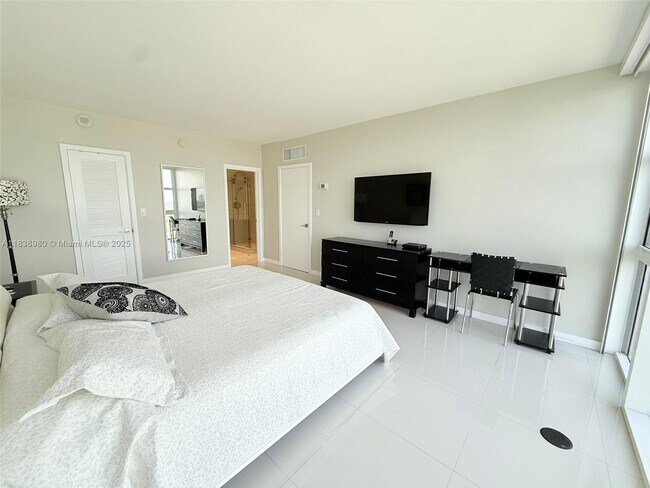 Building Photo - 10275 Collins Ave
