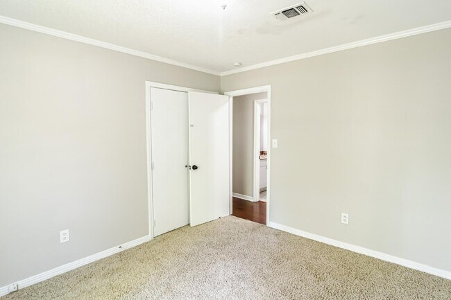Building Photo - 703 Parker Dr