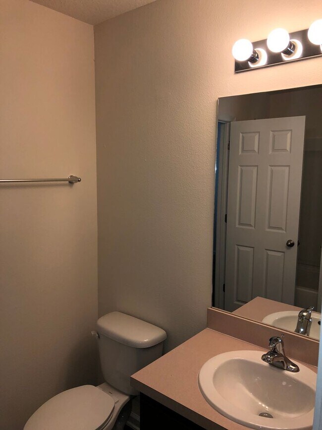 Building Photo - 3 bedroom 2.5 bath Townhome with 1 car garage