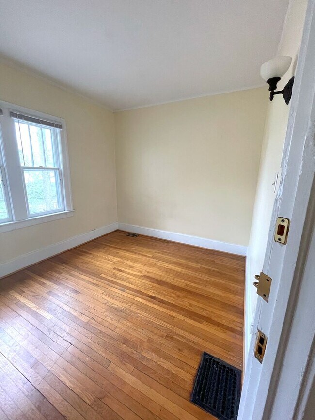 Building Photo - 903 Dewey Ave