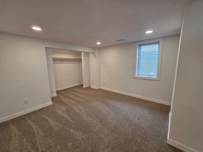 Building Photo - W 2nd St 1408-1410