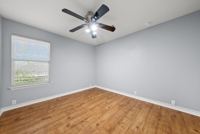 Building Photo - Amazing Pool. stunning 5bed, 3bath, 3Car G...
