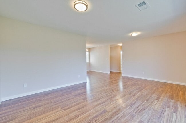 Building Photo - 1425 Sunshadow Ln