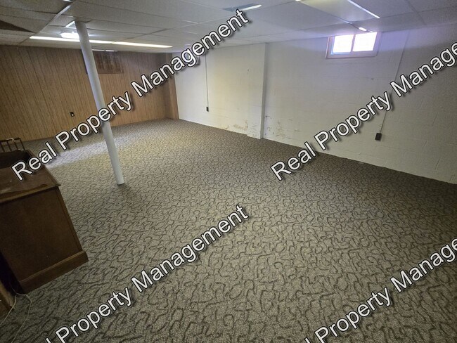 Building Photo - Spacious Three Bedroom