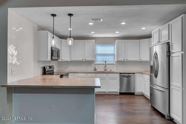 Building Photo - 4518 Crosstie Rd N