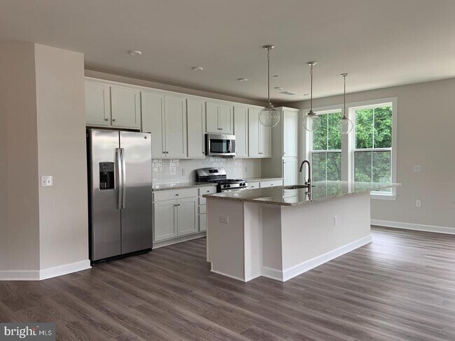 Building Photo - 3925 Fair Ridge Dr