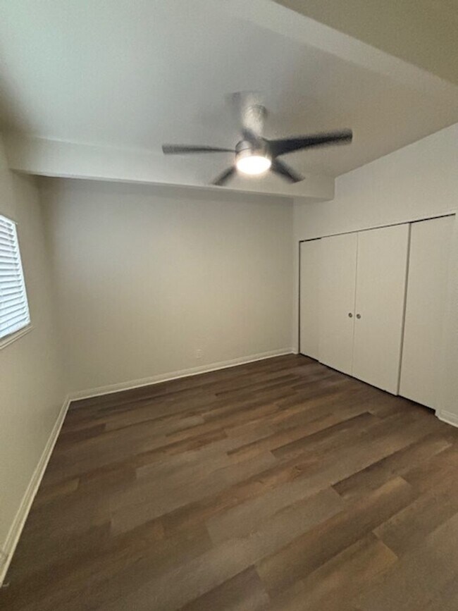 Building Photo - Clean 2 Bedroom / 1 Bathroom Condo Near Stockdale Hwy & Real Rd.