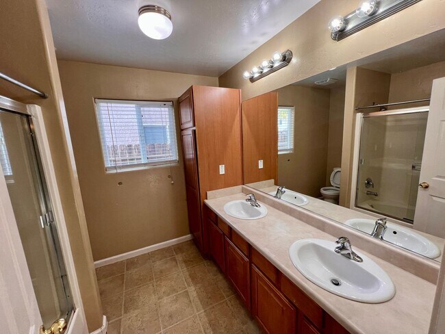 Building Photo - $2,295 Fowler & Ashlan, 4 bedroom - E Hamp...