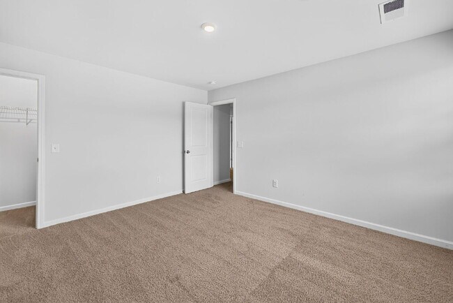 Building Photo - Experience Spacious Comfort: 3-Bedroom Home with 2.5 Baths.
