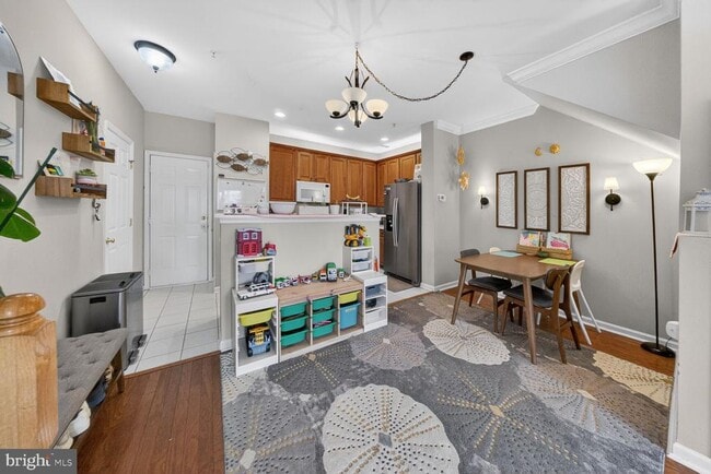 Building Photo - 725 Main St