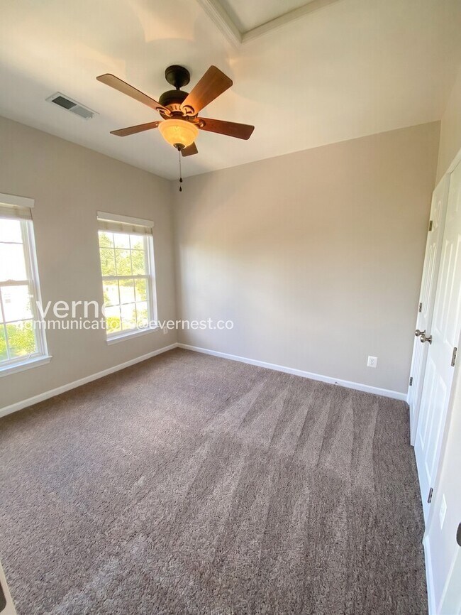 Building Photo - 3 Bed/3 Bath Townhome with Garage / Pet-Friendly / Available Soon!