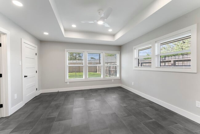 Building Photo - 2223 Hialeah Dr