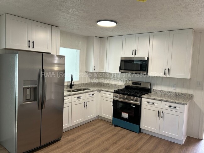 Building Photo - 216 Hillandale Dr