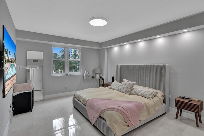 Building Photo - 20000 E Country Club Dr