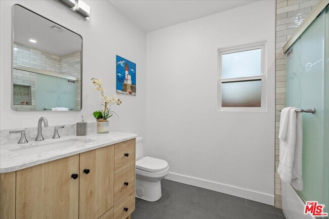 Building Photo - 5815 Saloma Ave